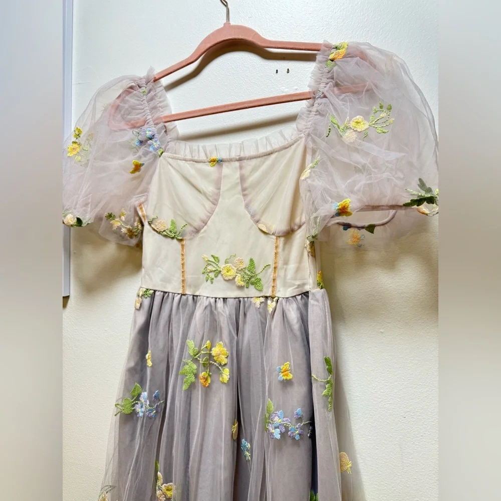 Lilac floral embroidered dress. - Picture 5 of 6
